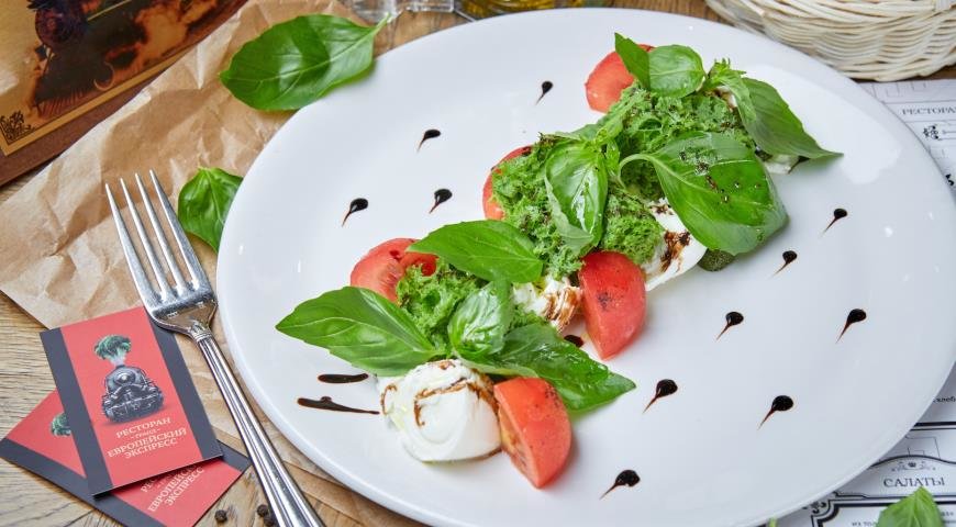 салат моцарелла с помидорами и соусом песто фото
