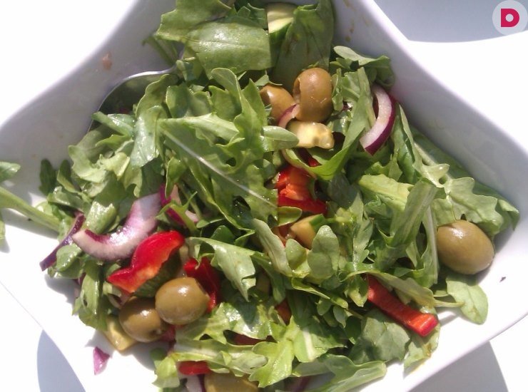 салат руккола с морепродуктами и кедровыми орешками фото