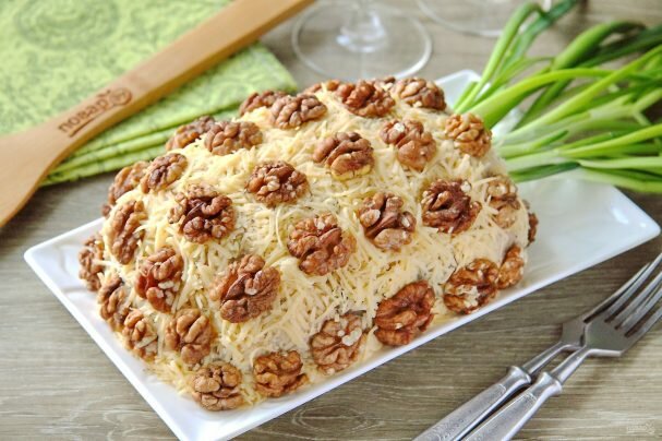 салат с ананасом и курицей и грецкими орехами и сыром фото