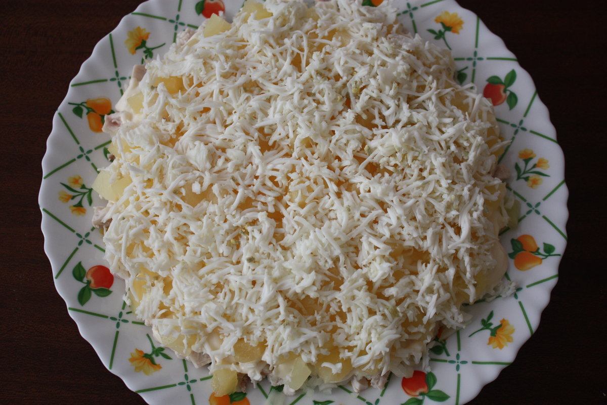 салат с ананасом и курицей и сыром фото