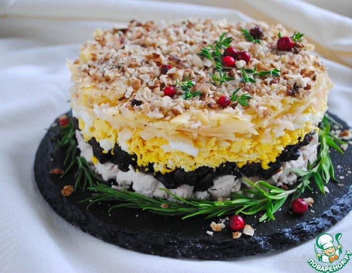 салат с черносливом и курицей слоями фото