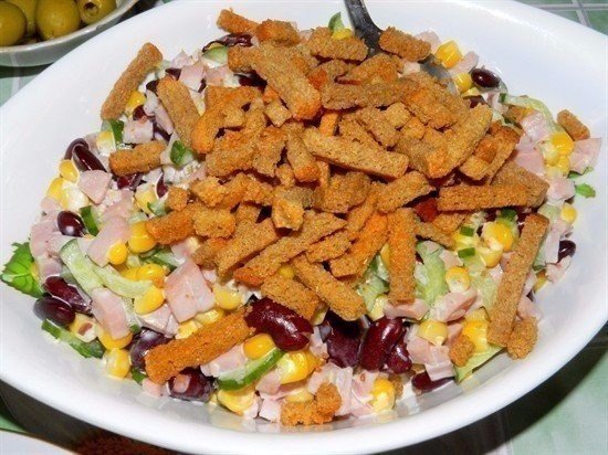 салат с фасолью кукурузой сухариками и ветчиной фото