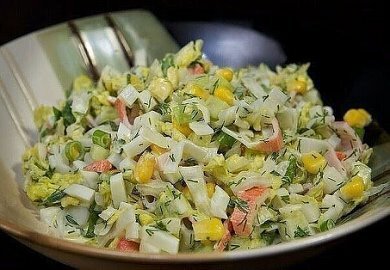 салат с капустой и крабовыми палочками и кукурузой фото