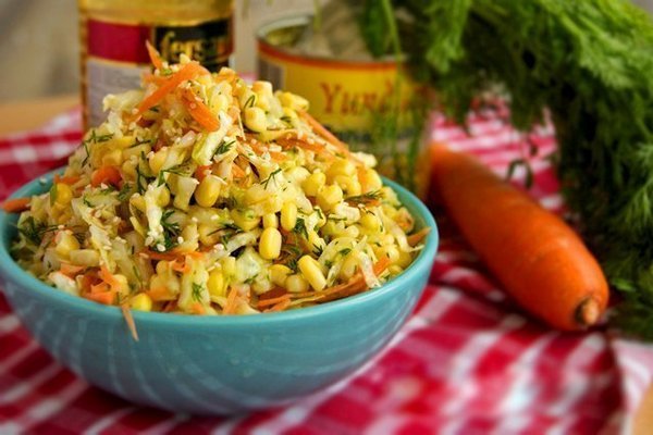 салат с капустой, кукурузой и без майонеза! фото