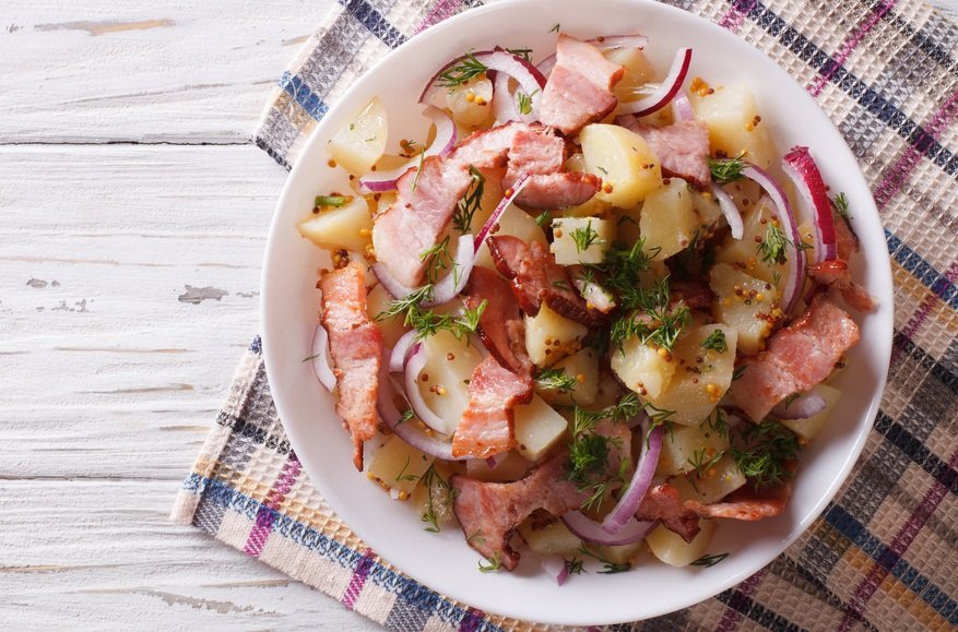 салат с картофельными дольками и беконом фото