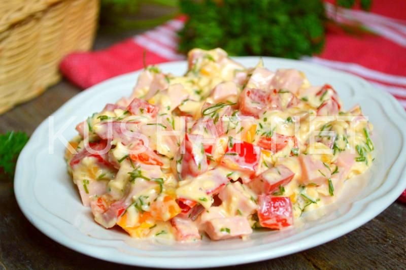 салат с колбасой, помидором и колбасным сыром фото