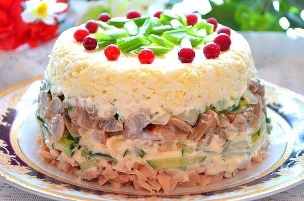салат с копченой курицей и грибами фото