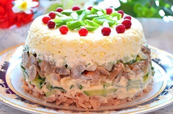 салат с копченой курицей и грибами фото