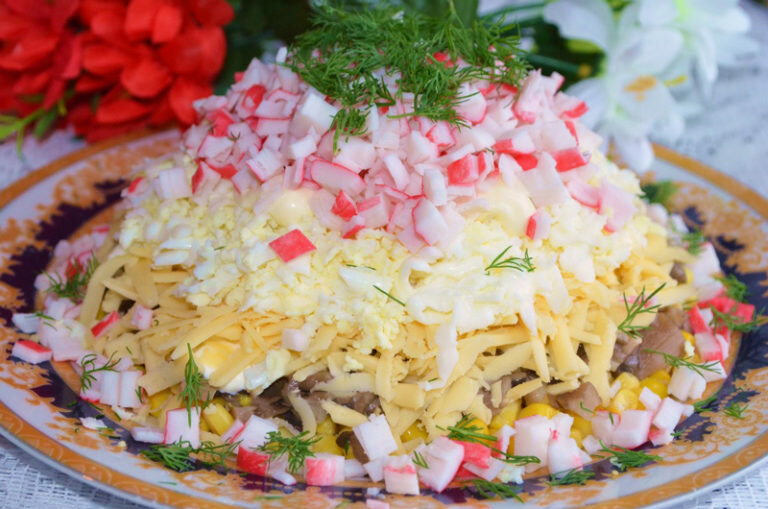 салат с крабовыми палочками фото