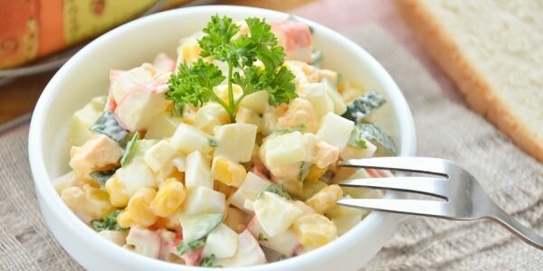 салат с крабовыми палочками фото