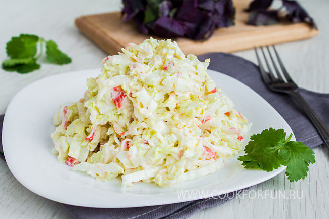 салат с крабовыми палочками фото