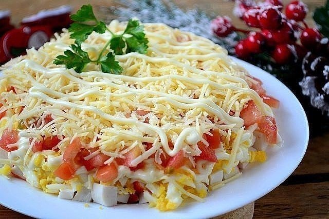 салат с крабовыми палочками фото