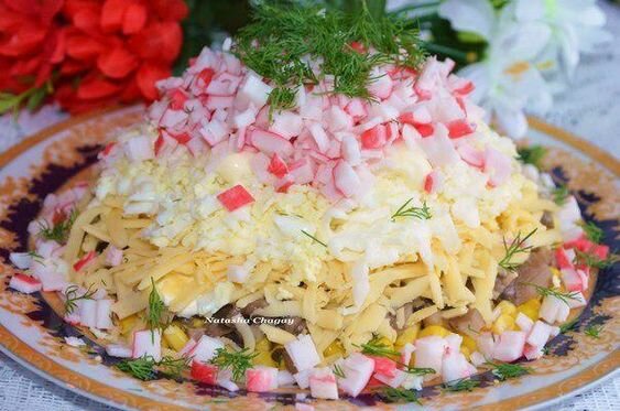 салат с крабовыми палочками фото
