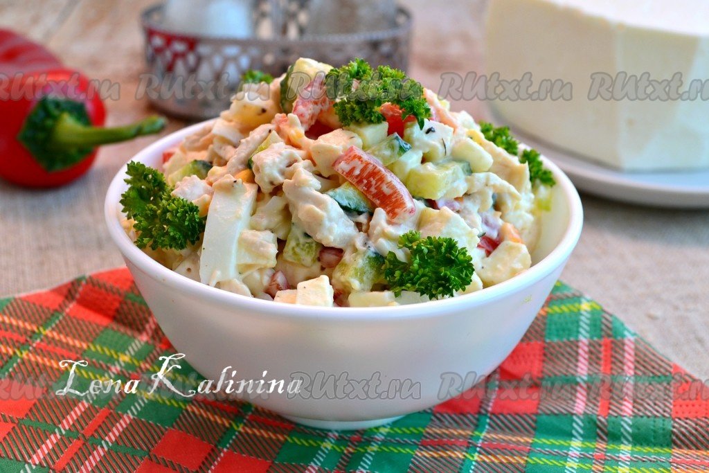 салат с крабовыми палочками и курицей фото