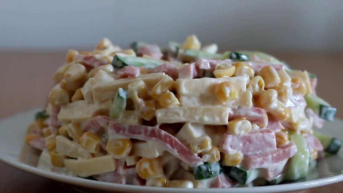 салат с крабовыми палочками колбасой и кукурузой фото