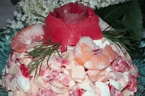 салат с красной рыбой и крабовыми палочками фото