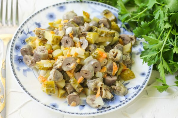 салат с куриными сердечками и огурцами фото