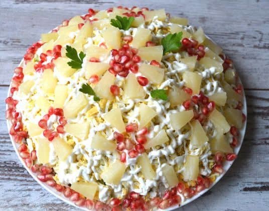 салат с курицей и ананасами и гранатом фото