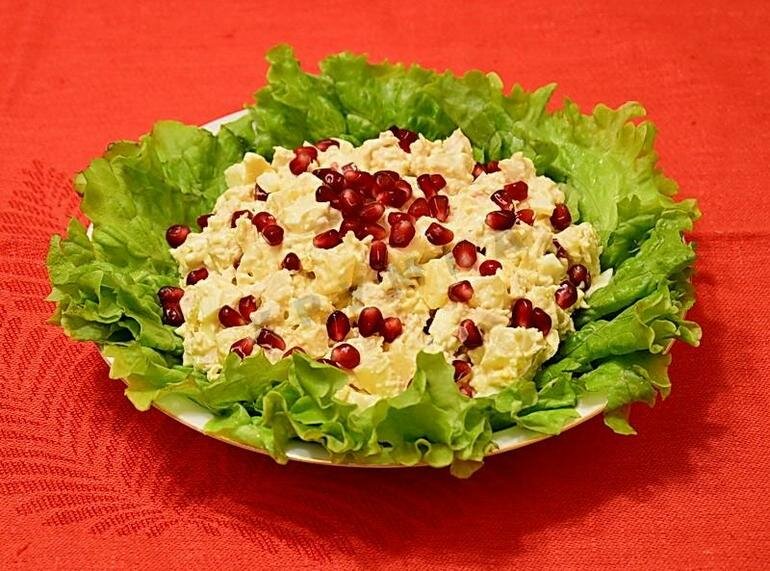 салат с курицей и ананасами и гранатом фото