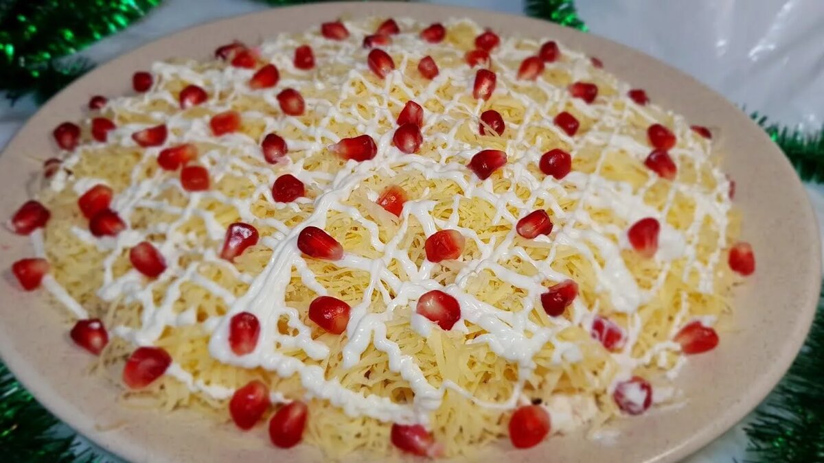 салат с курицей и ананасами и гранатом фото