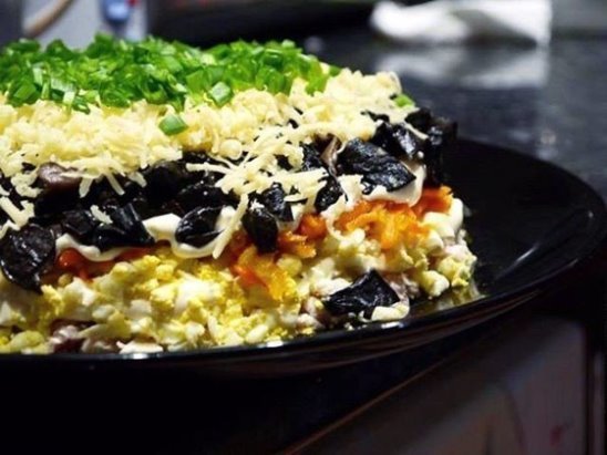 салат с курицей и черносливом слоеный фото