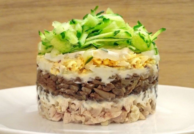 салат с курицей и грибами слоями фото