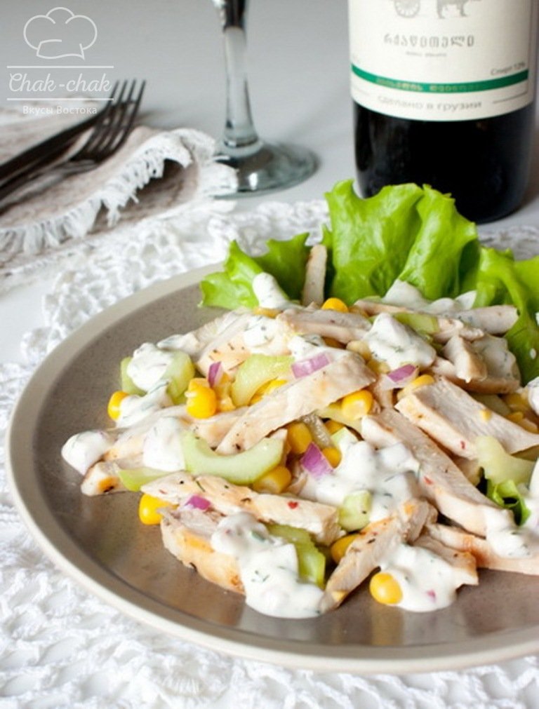 салат с курицей и кукурузой и огурцом фото