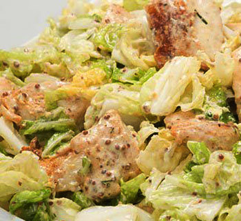 салат с курицей и пекинской капустой и сухариками фото