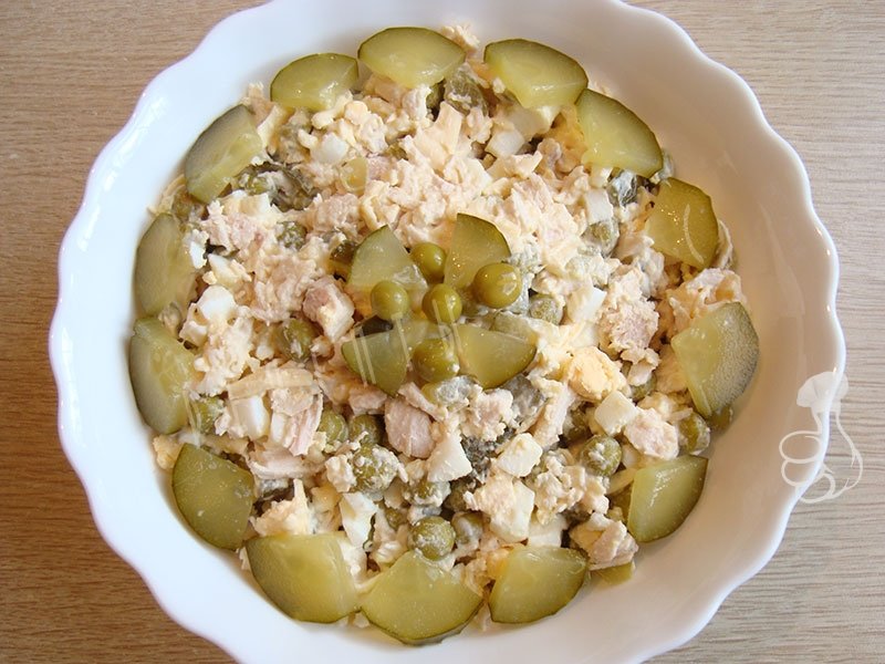 салат с курицей и солеными огурцами фото