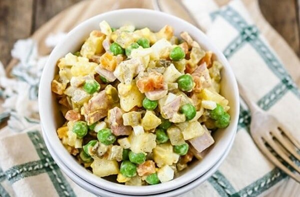 салат с курицей и зеленым горошком фото