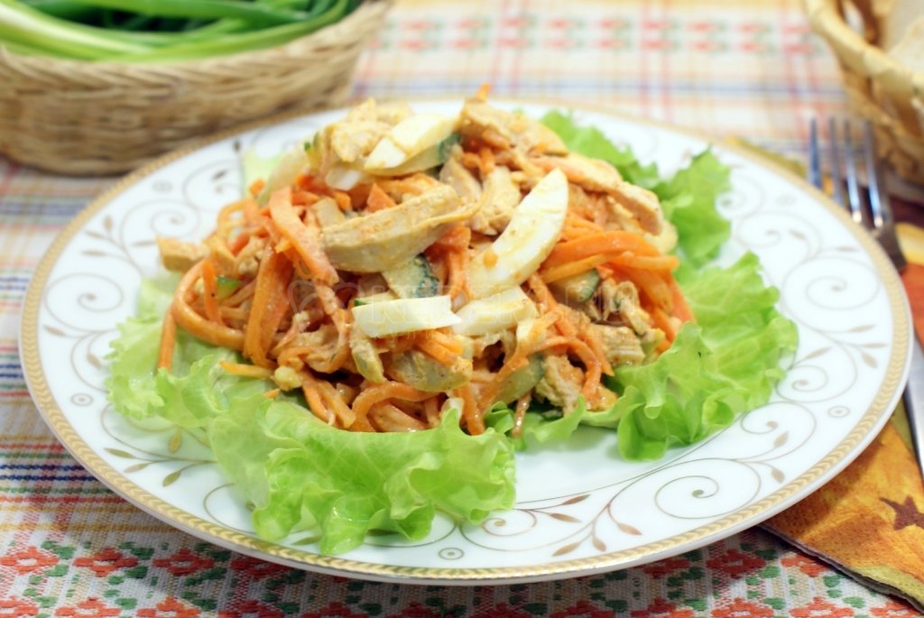 салат с морковчой и курицей фото