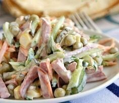 салат с огурцом колбасой и сыром фото