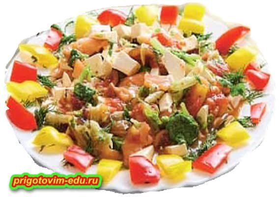 салат с овощами и мияхким сыром фото