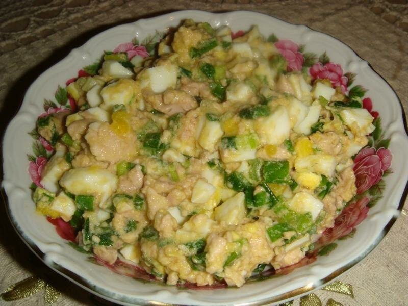 салат с печенью трески и яйцом и луком фото