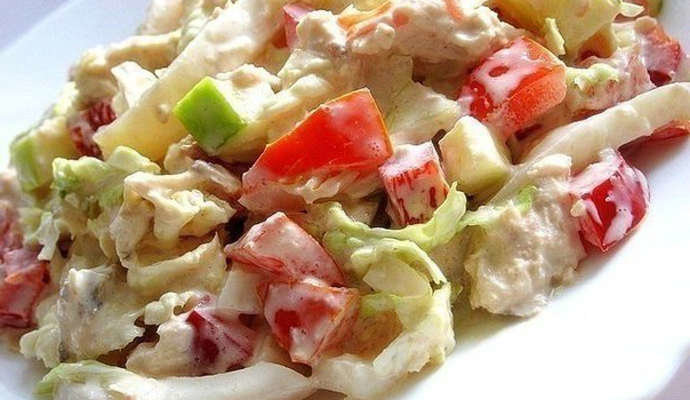 салат с пекинской капустой, курицей и кальмарами фото