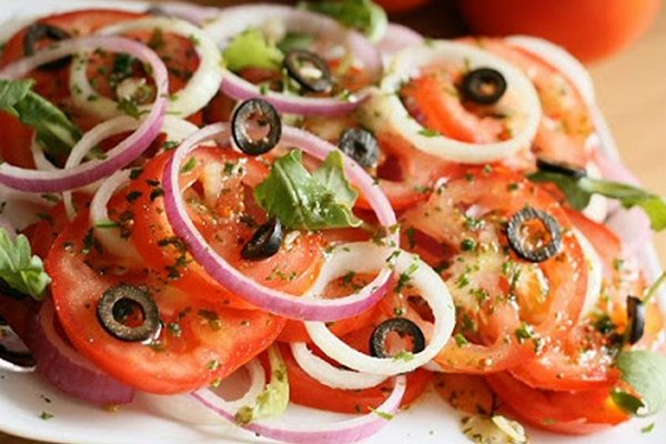 салат с помидорами и оливками фото
