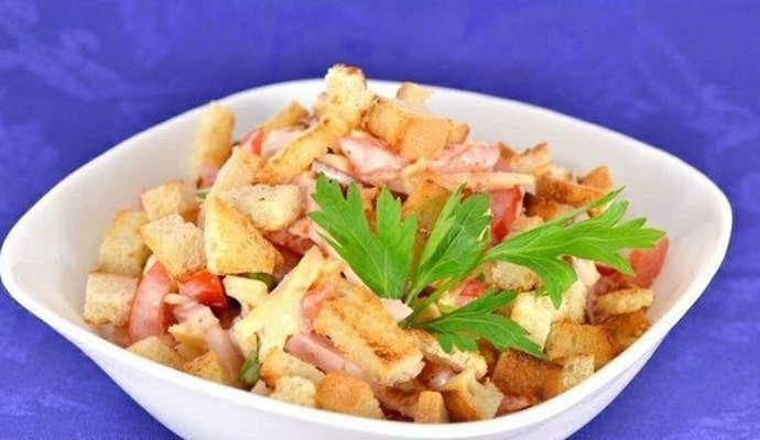 салат с помидорами и сухариками фото