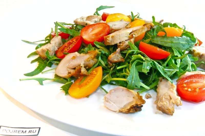 салат с руколой и курицей фото