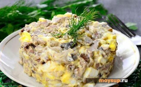 салат с шампиньонами и курицей и ананасами фото