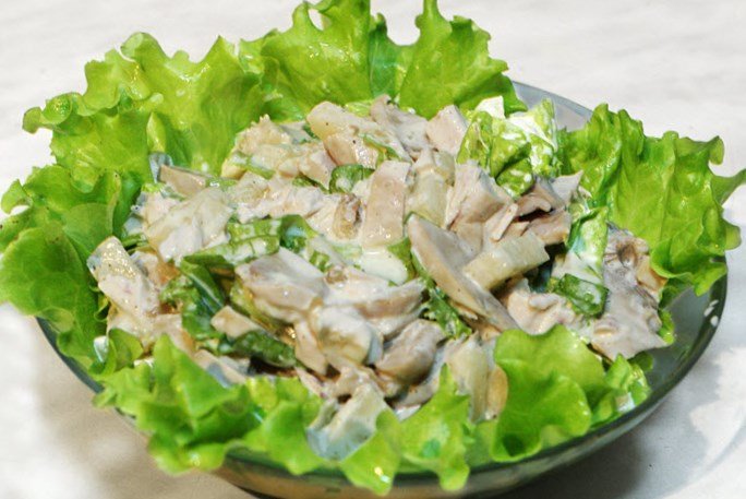 салат с шампиньонами и курицей фото