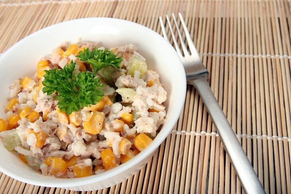 салат с тунцом и кукурузой фото