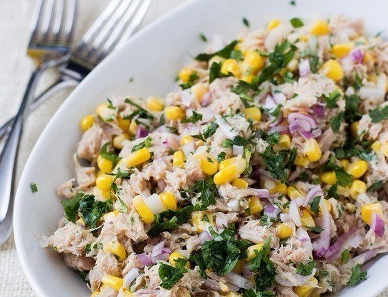 салат с тунцом и кукурузой фото