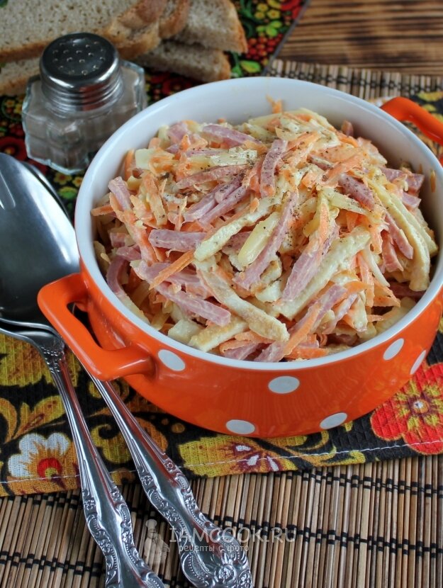 салат с яичными блинчиками и колбасой фото