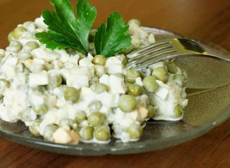 салат с зелёным горошком и яйцом фото