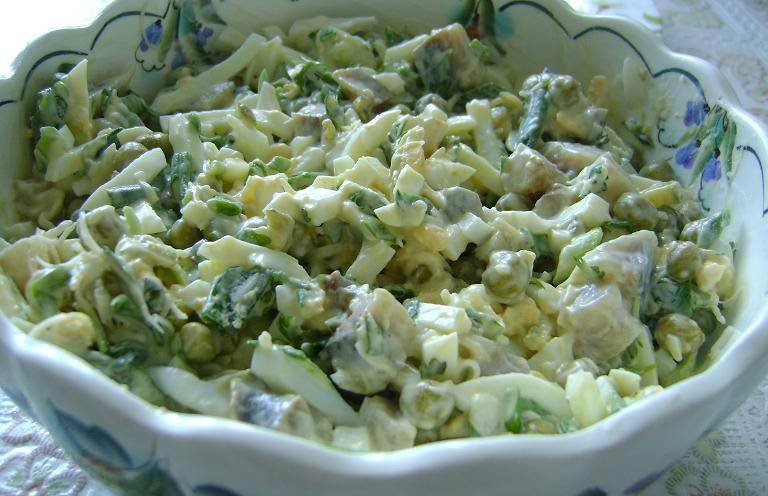 салат с зелёным горошком и яйцом фото