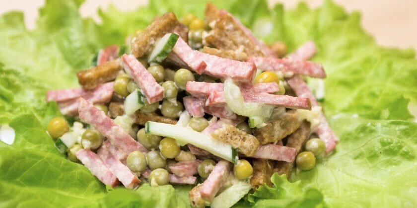 салат с зелёным горошком, колбасой и сухариками фото