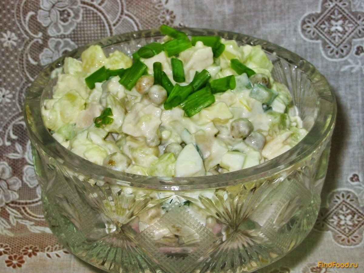 салат столичный с курицей и свежим огурцом фото
