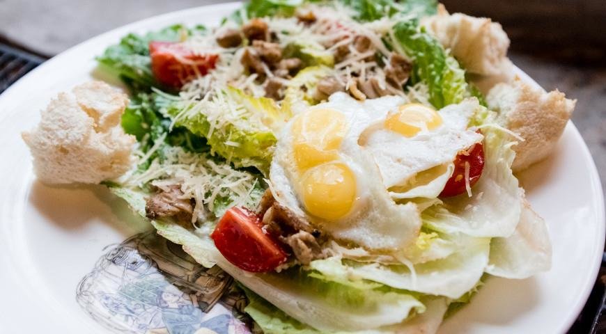 салат цезарь подача фото