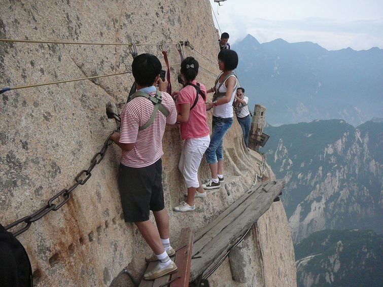самая опасная пешая тропа в мире гора хуашань китай фото