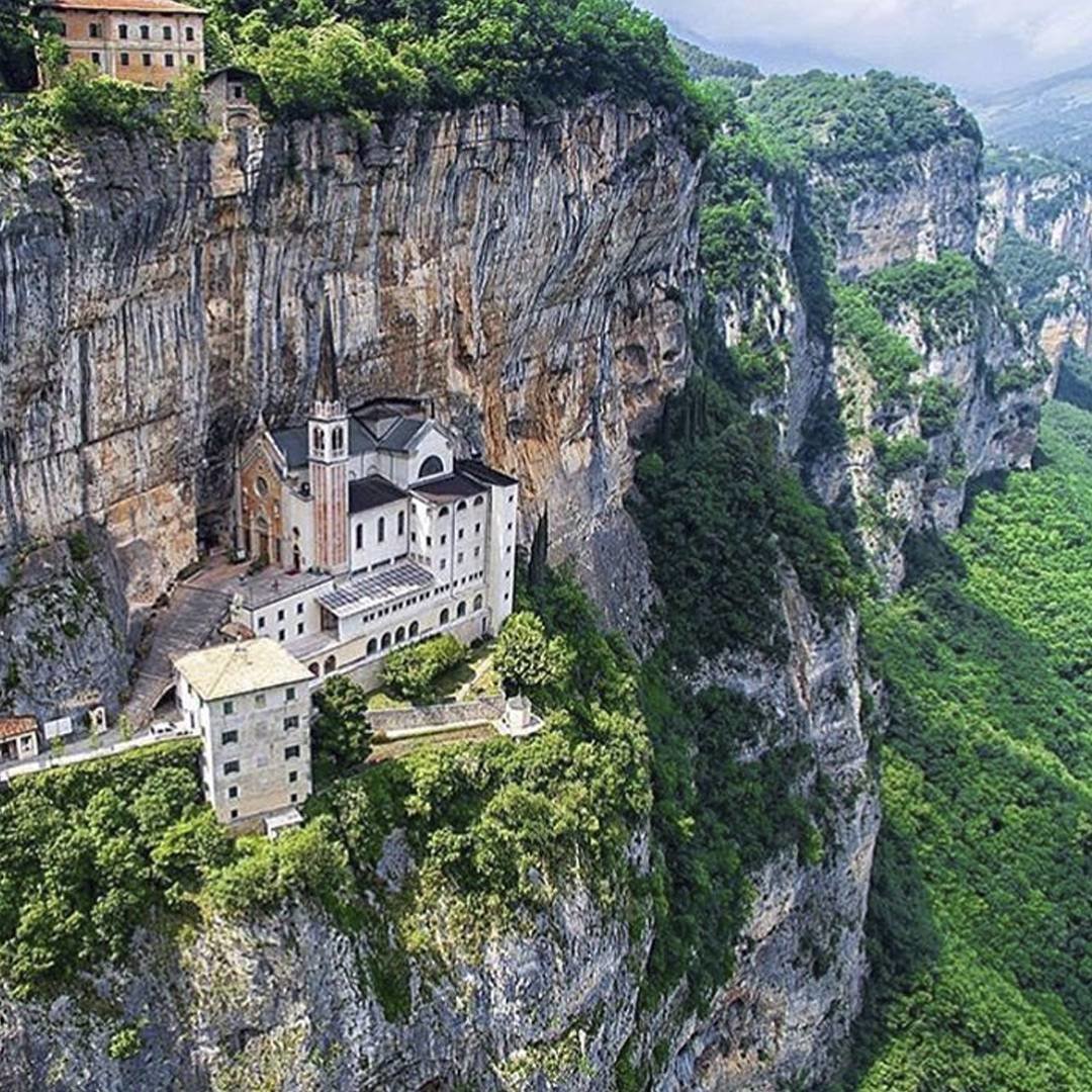 santuario madonna della corona, италия фото